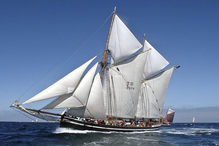 tall ship hawila sailing